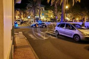La Policía Nacional interviene en una pelea en una plazoleta de Los Llanos de Telde/TA.